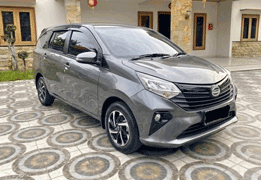 Daihatsu Sigra warna biru difoto dari sudut depan samping, menampilkan desain MPV kompak dengan grille depan berlapis krom, headlamp modern, dan velg alloy sporty. Sebagai armada sewa mobil di Medan, Sigra menjadi pilihan MPV ekonomis dengan kapasitas 7 penumpang, cocok untuk keluarga kecil yang ingin kendaraan lapang namun tetap hemat biaya sewa dibanding Avanza/Innova, ideal untuk perjalanan dalam kota maupun ke luar kota seperti Berastagi.